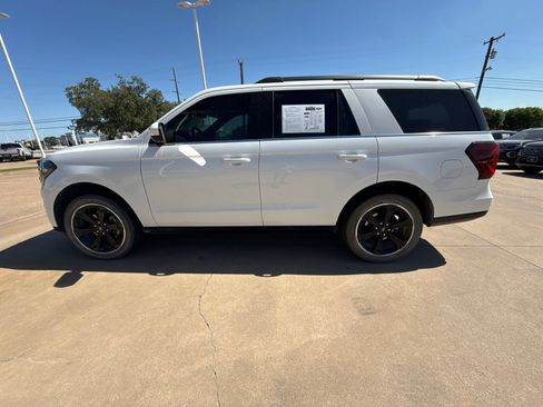 Used 2023 Ford Expedition Limited AWD/4WD image 4