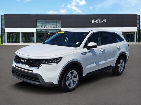 Certified 2022 Kia Sorento LX FWD image 2