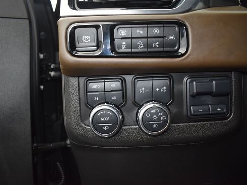 Used 2025 GMC Yukon XL Denali Ultimate AWD/4WD image 11