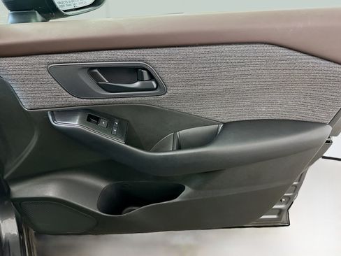 Used 2023 Nissan Rogue S image 32