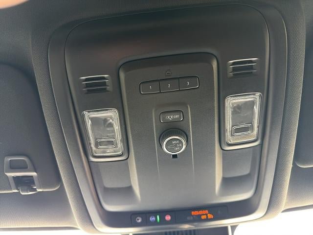 Used 2023 GMC Yukon XL SLT AWD/4WD image 36
