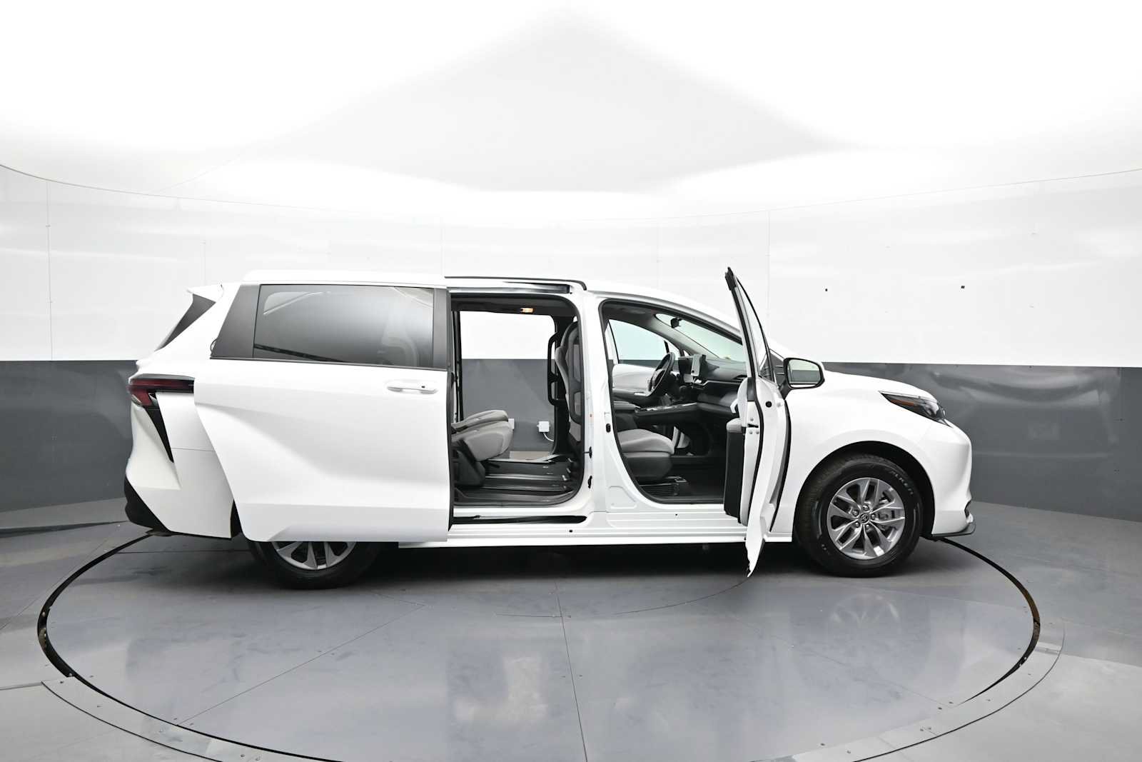 Certified 2025 Toyota Sienna LE FWD image 42