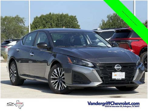 Used 2025 Nissan Altima 2.5 SV FWD image 2