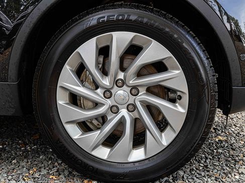 Used 2024 Land Rover Discovery S image 28