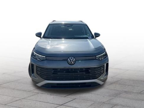 Used 2025 Volkswagen Tiguan SE w/ Panoramic Sunroof Package image 2