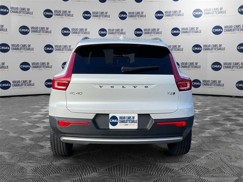 Used 2021 Volvo XC40 T5 Momentum image 4