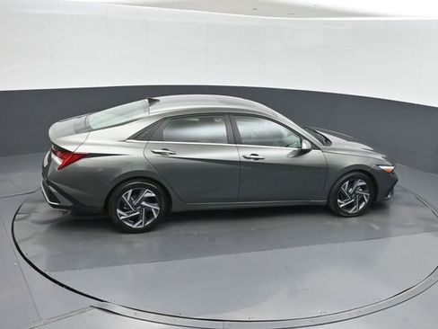 Used 2025 Hyundai Elantra SEL FWD image 29