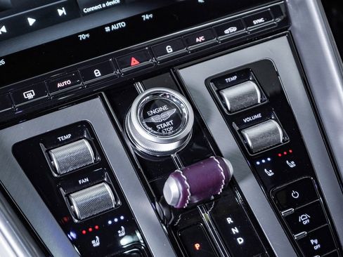 Used 2024 Aston Martin DB12 Coupe image 31