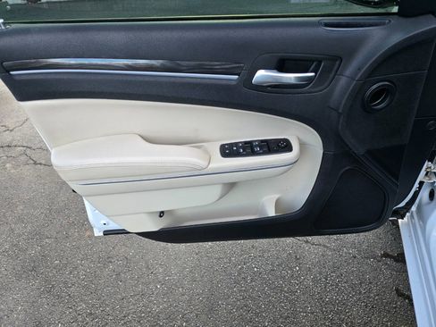 Used 2019 Chrysler 300 Touring w/ Sport Appearance Package image 13