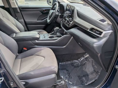 Used 2025 Toyota Highlander LE FWD image 5