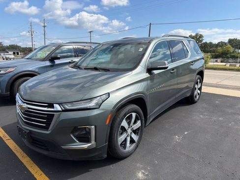 Used 2022 Chevrolet Traverse LT w/ LT Premium Package AWD/4WD image 1