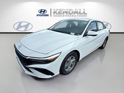 New 2026 Hyundai Elantra SE FWD image 3