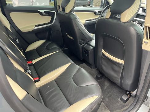 Used 2010 Volvo XC60 T6 R-Design image 22