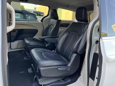 Used 2023 Chrysler Pacifica Touring-L image 5