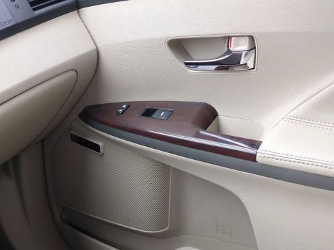 Used 2013 Toyota Venza XLE image 38