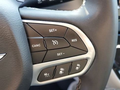 Certified 2024 Chrysler Pacifica Touring-L image 11