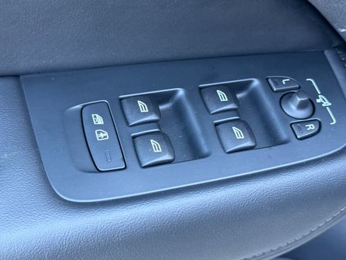 Used 2025 Volvo XC60 B5 Plus image 11