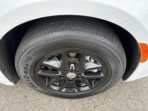 Used 2024 Chrysler Pacifica Touring-L FWD image 12