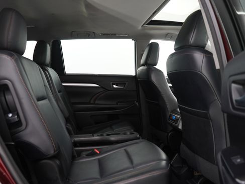 Used 2017 Toyota Highlander XLE image 11