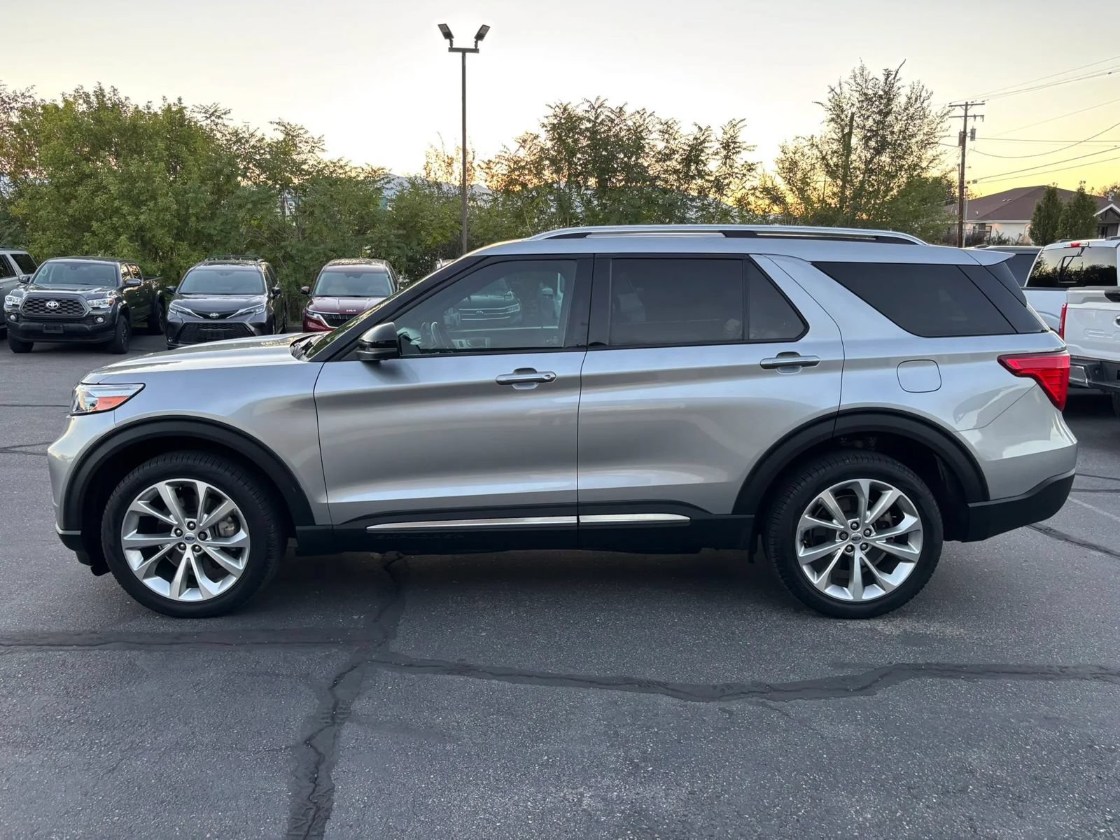 Used 2023 Ford Explorer Platinum w/ Technology Package AWD/4WD image 4
