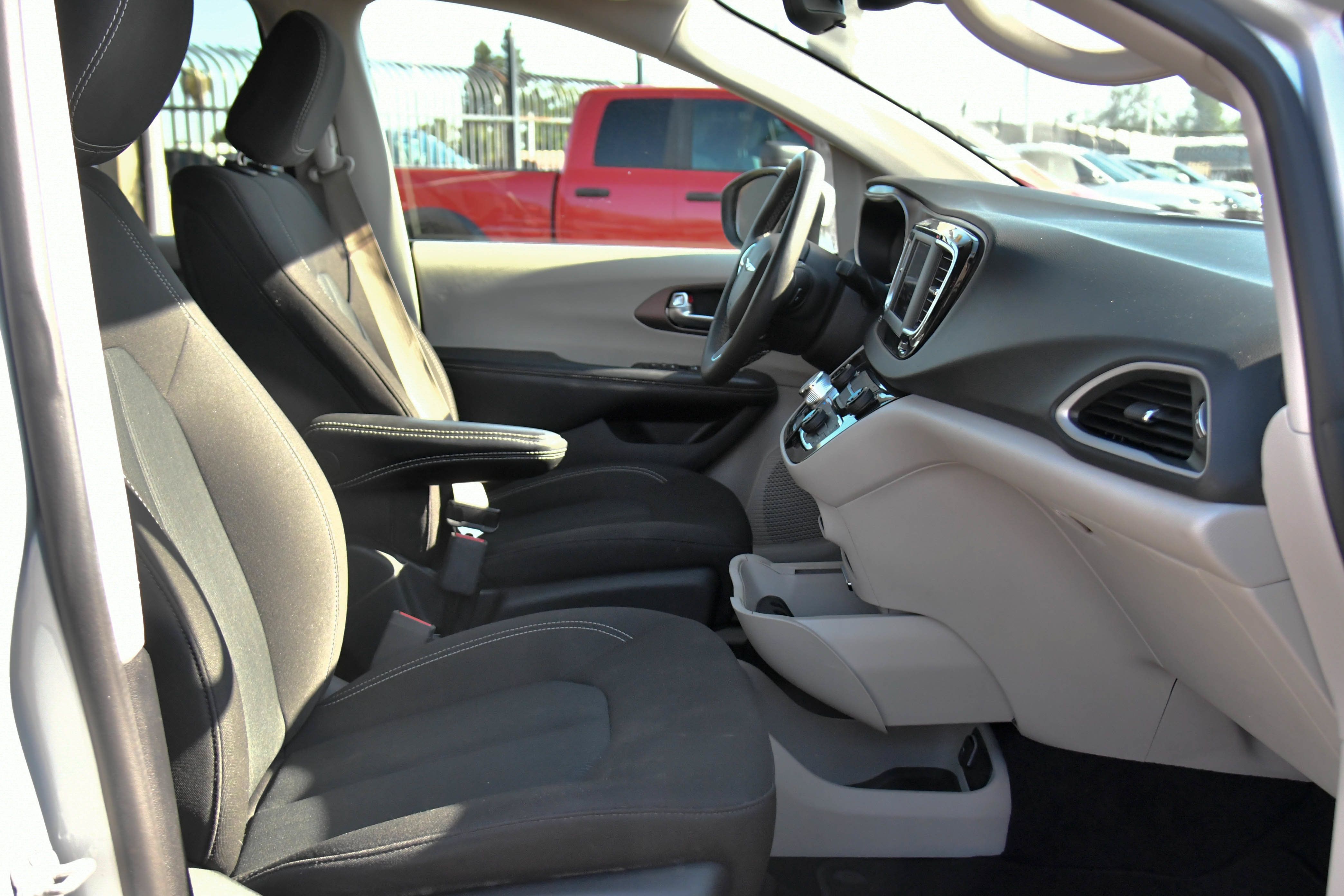 Used 2023 Chrysler Voyager LX FWD image 47