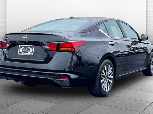 Used 2025 Nissan Altima 2.5 SV FWD image 14