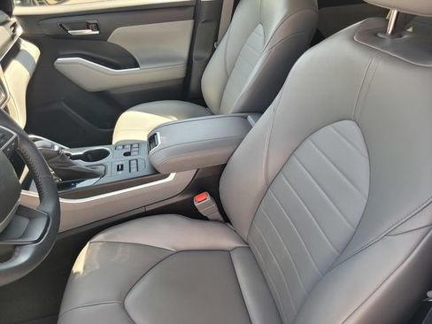 Used 2023 Toyota Highlander XLE AWD/4WD image 11