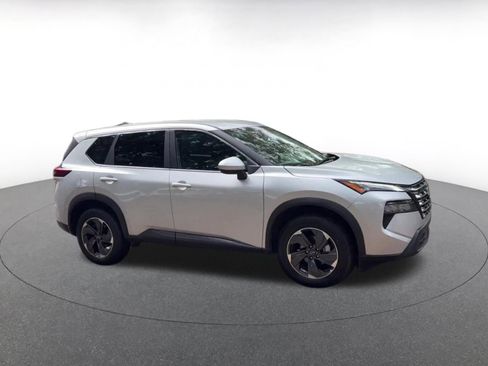 Used 2025 Nissan Rogue SV image 2