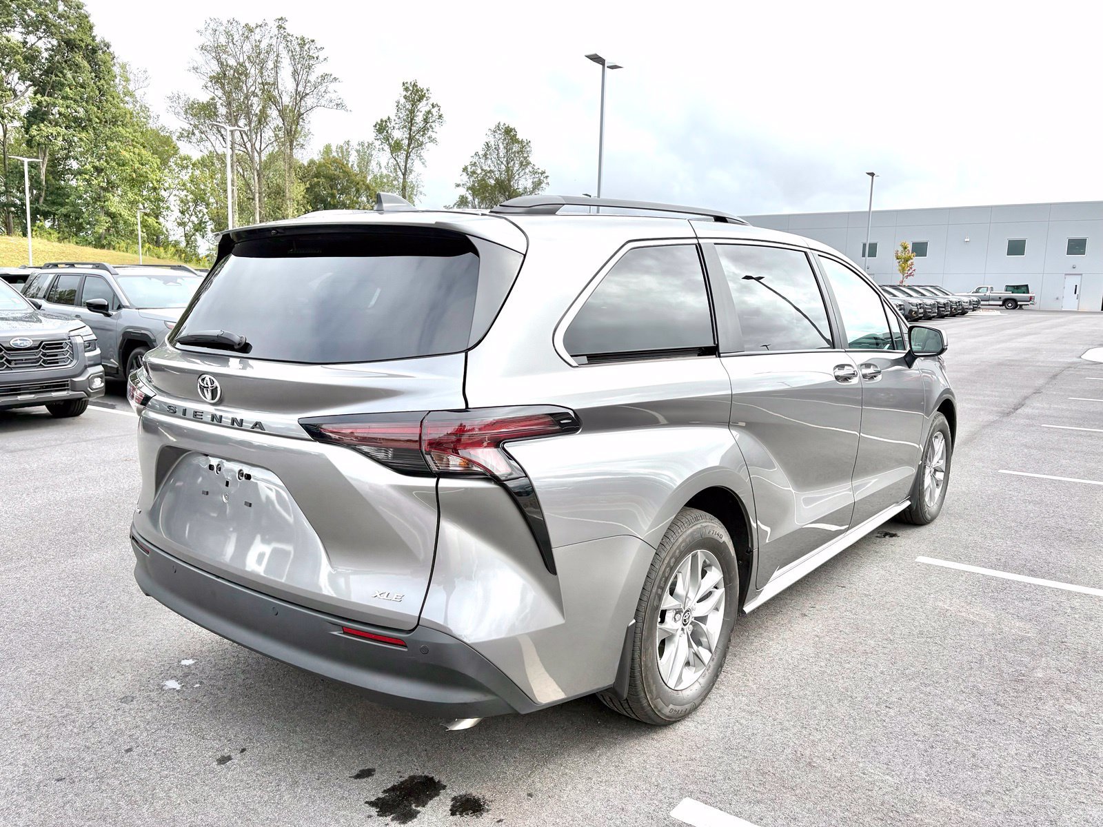 Used 2026 Toyota Sienna XLE FWD image 7