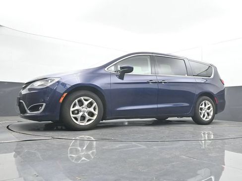 Used 2017 Chrysler Pacifica Touring Plus w/ Tire & Wheel Group FWD image 27