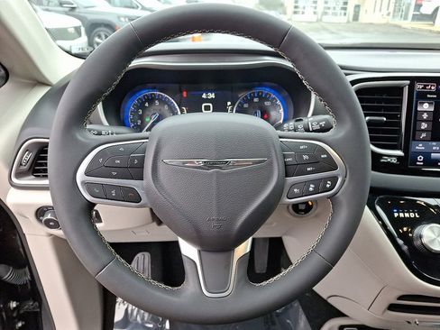 Used 2023 Chrysler Pacifica Touring-L image 19