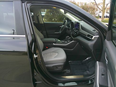 Used 2023 Toyota Highlander Bronze Edition image 39