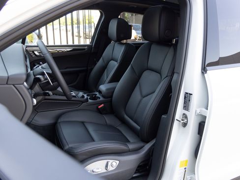 Certified 2026 Porsche Macan AWD/4WD image 5