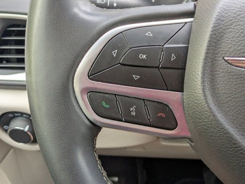 Used 2022 Chrysler Voyager LX FWD image 4