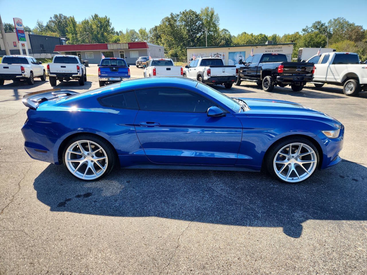Used 2017 Ford Mustang Coupe RWD image 5