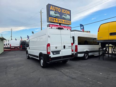 Used 2024 RAM ProMaster 2500 w/ Convenience Group FWD image 2