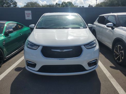 Used 2023 Chrysler Pacifica Touring-L FWD image 3