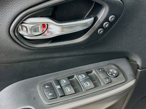 Used 2021 Jeep Cherokee Limited image 15