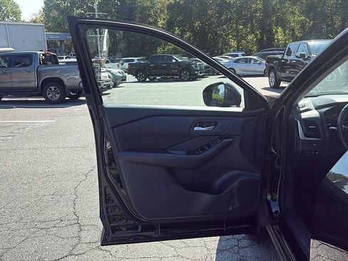 Certified 2025 Nissan Rogue SV AWD/4WD image 17