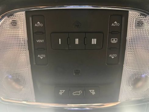 Used 2021 Jeep Grand Cherokee Limited w/ Luxury Group II RWD image 31