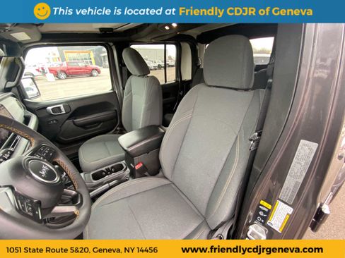 Used 2024 Jeep Gladiator Sport image 9