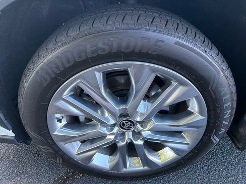 Used 2024 Toyota Highlander Limited AWD/4WD image 11