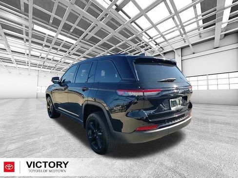 Used 2023 Jeep Grand Cherokee Altitude image 5