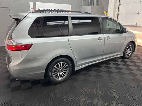 Used 2019 Toyota Sienna XLE image 10