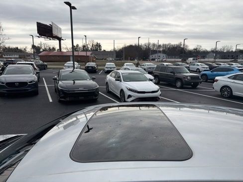 Used 2019 Toyota Avalon Limited image 4