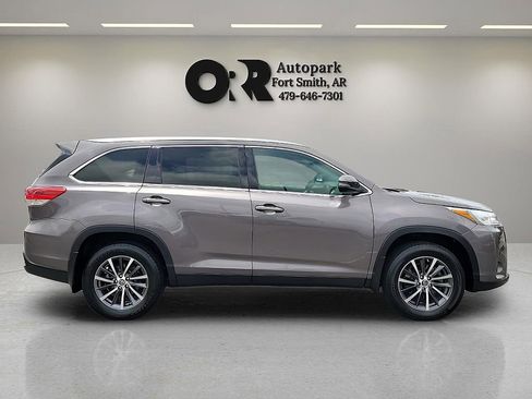 Used 2019 Toyota Highlander XLE FWD image 6
