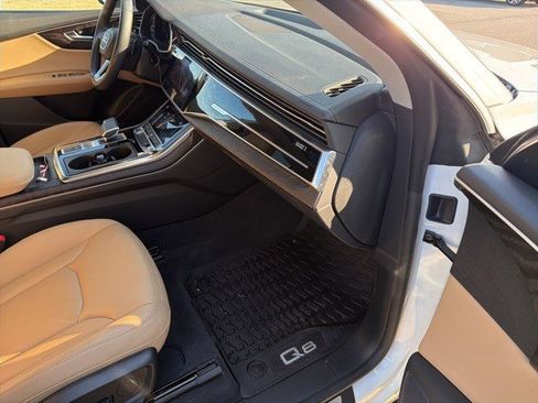 Used 2023 Audi Q8 Premium image 27