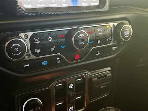 Used 2023 Jeep Wrangler Unlimited Sahara w/ Cold Weather Group AWD/4WD image 16