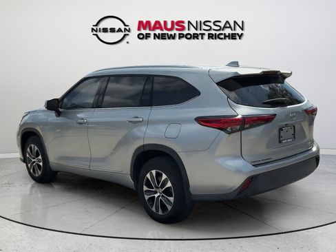 Used 2021 Toyota Highlander XLE AWD/4WD image 9