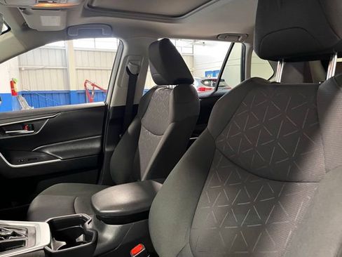 Used 2021 Toyota RAV4 XLE w/ Convenience Package FWD image 23